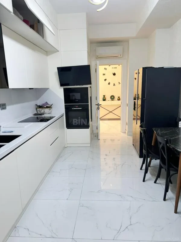 Kirayə verilir 4 otaqlı mənzil 150 m²