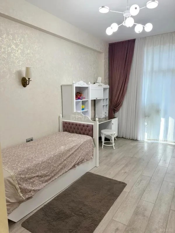 Kirayə verilir 4 otaqlı mənzil 150 m²