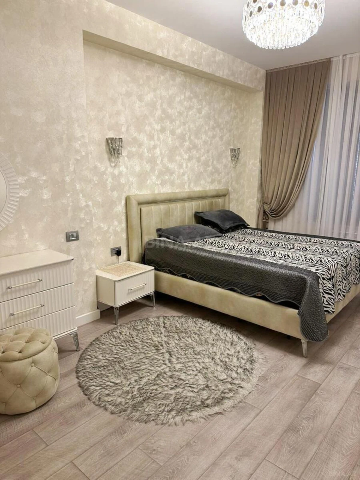 Kirayə verilir 4 otaqlı mənzil 150 m²