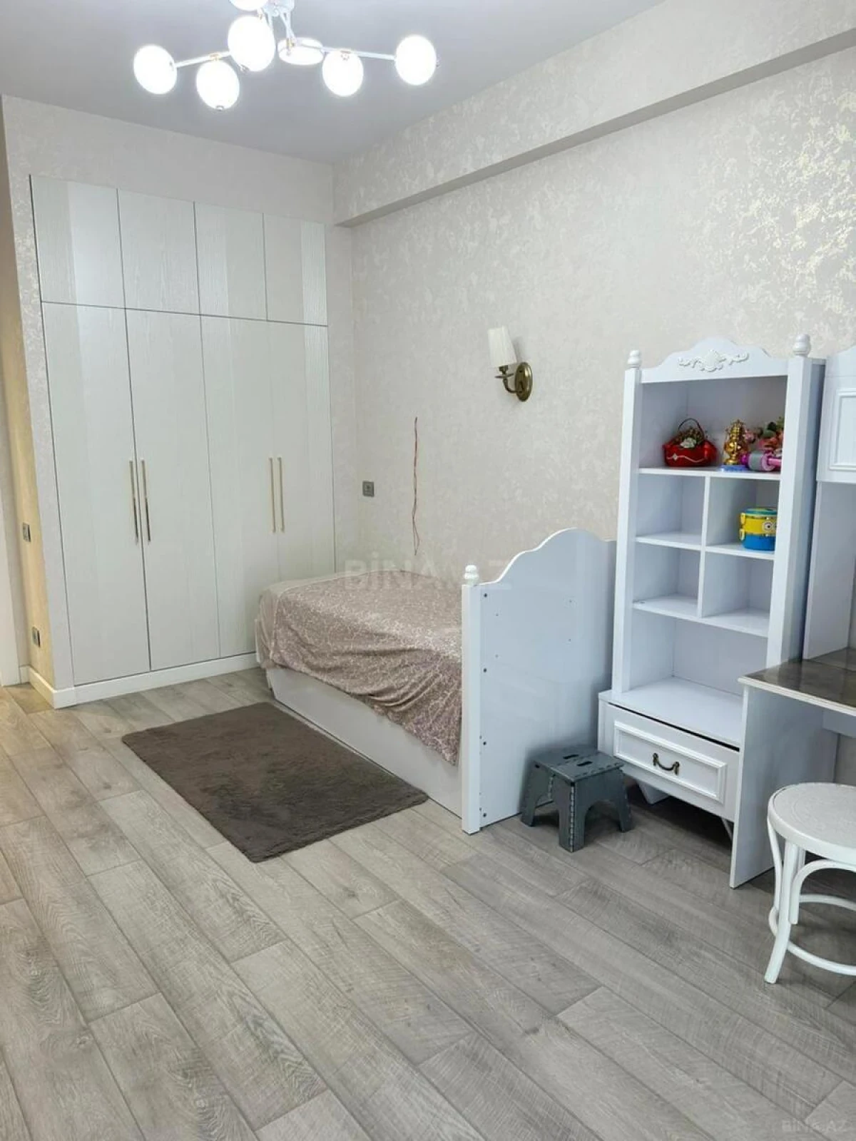 Kirayə verilir 4 otaqlı mənzil 150 m²