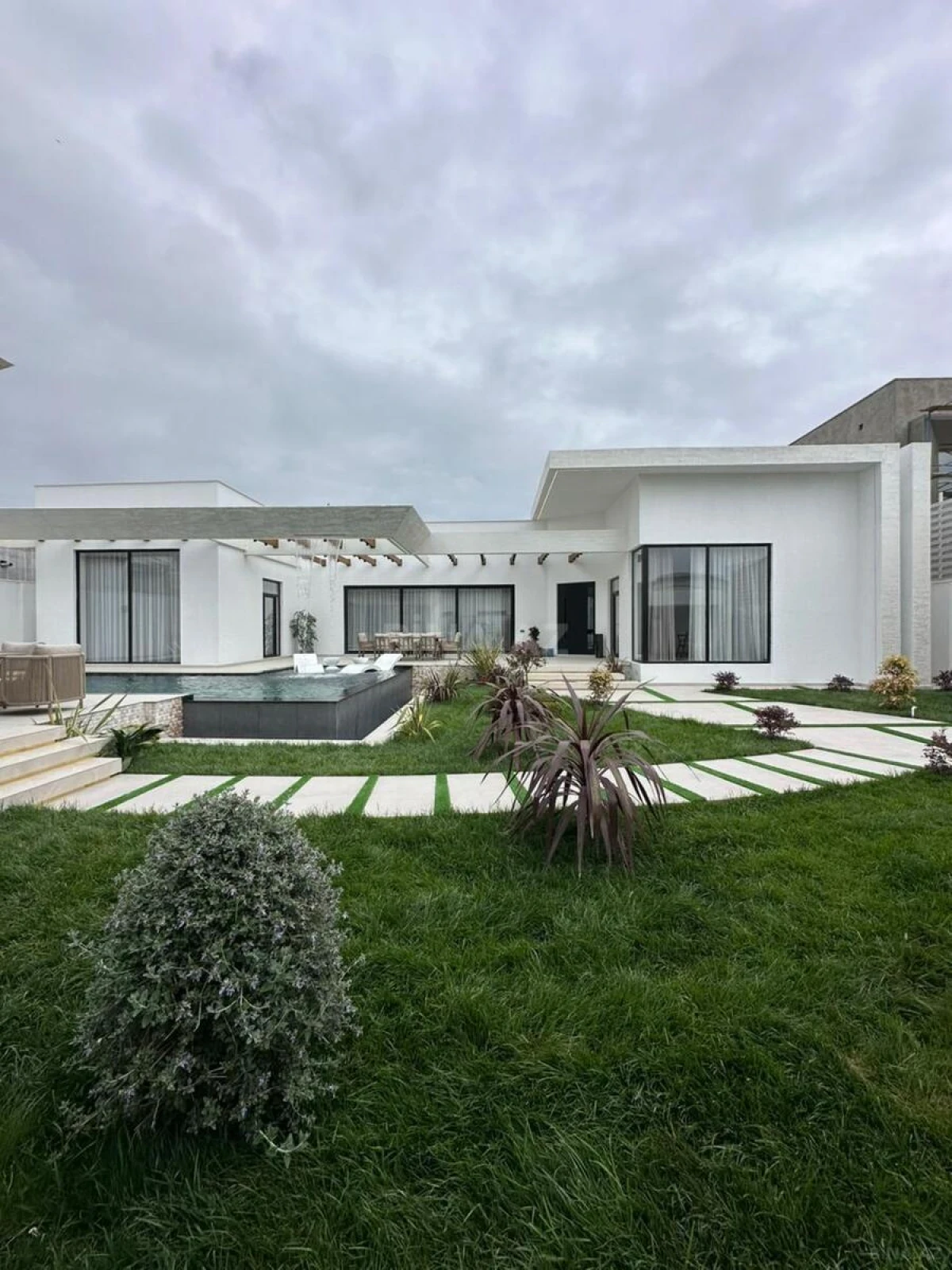 Satılır 5 otaqlı həyət evi 220 m²