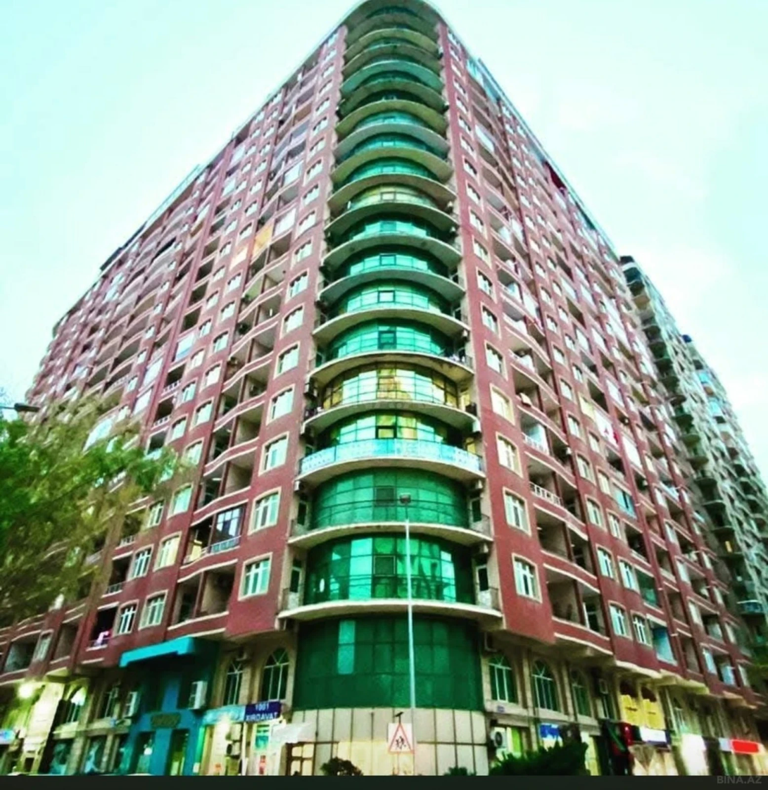 Satılır 7 otaqlı mənzil 500 m²
