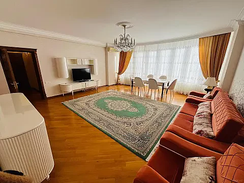Satılır 5 otaqlı mənzil 200 m²
