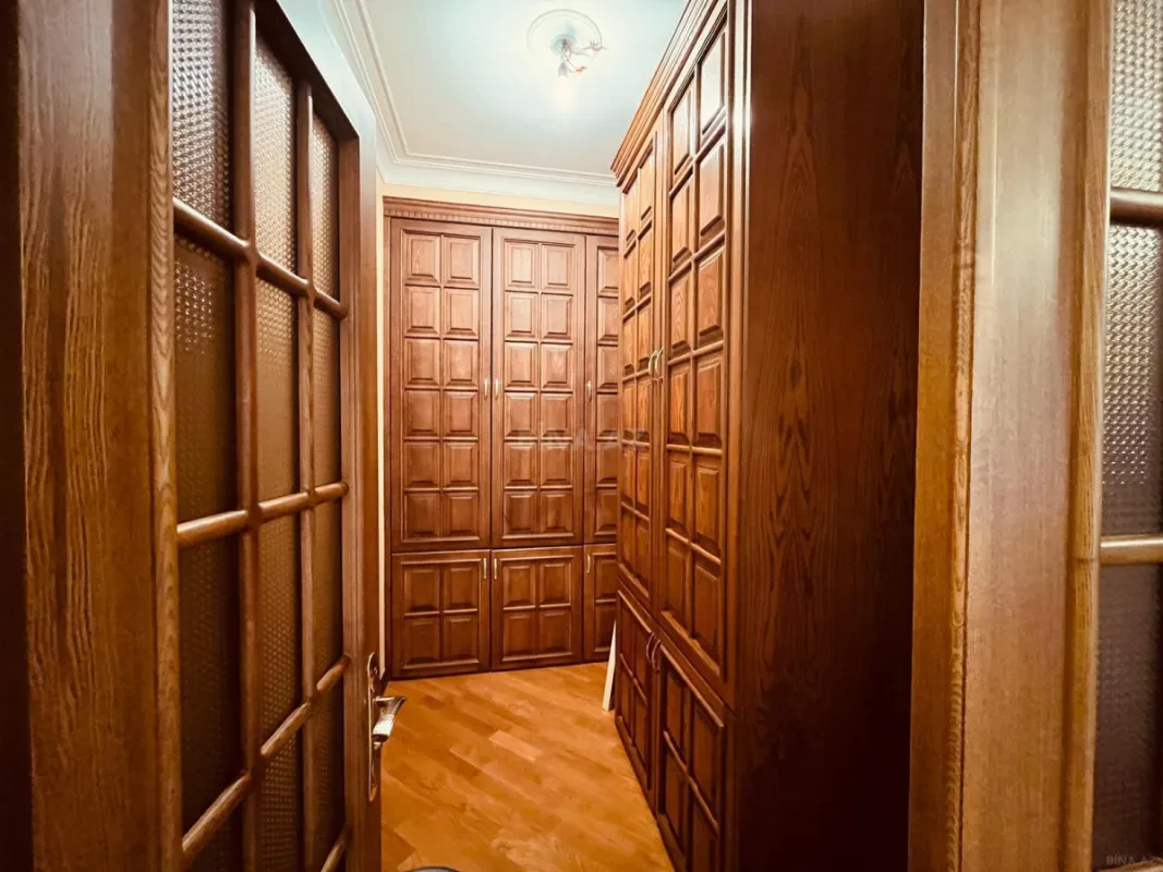 Satılır 5 otaqlı mənzil 200 m²