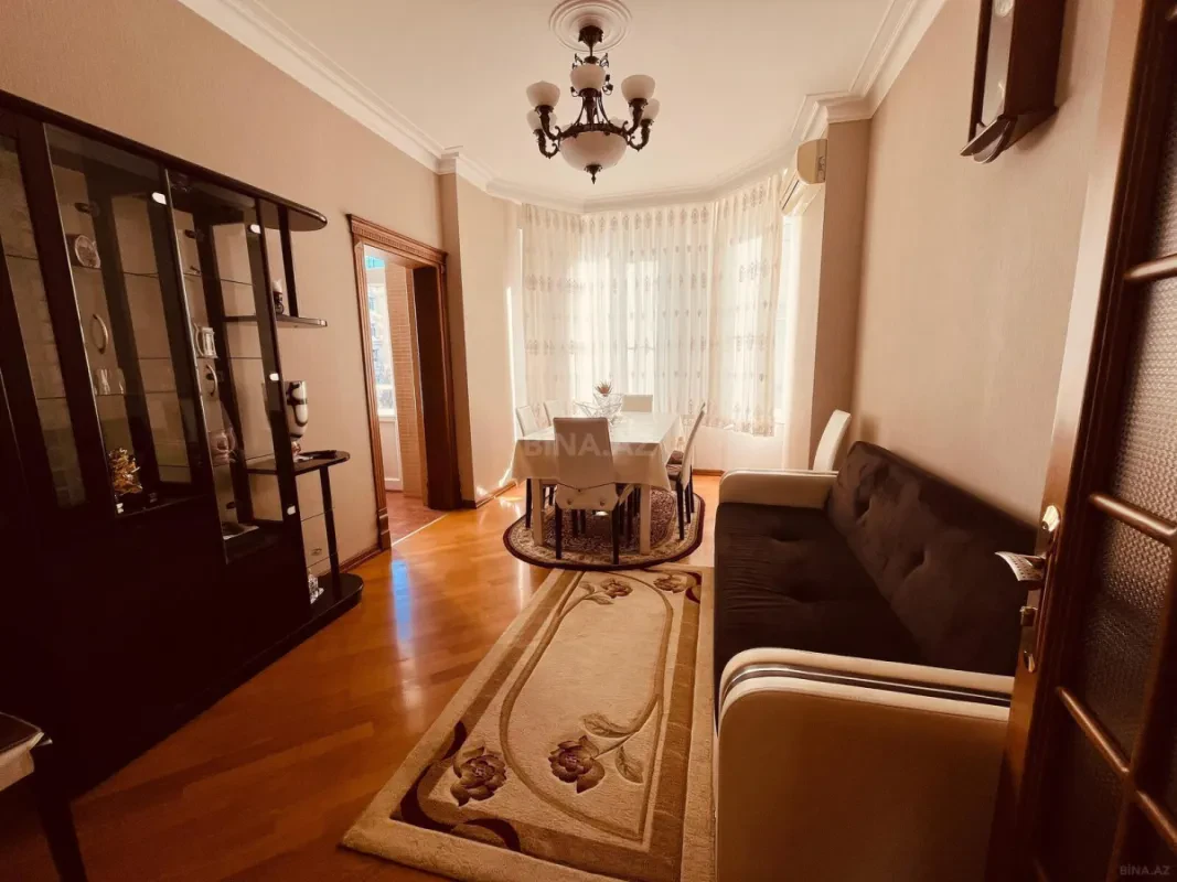 Satılır 5 otaqlı mənzil 200 m²