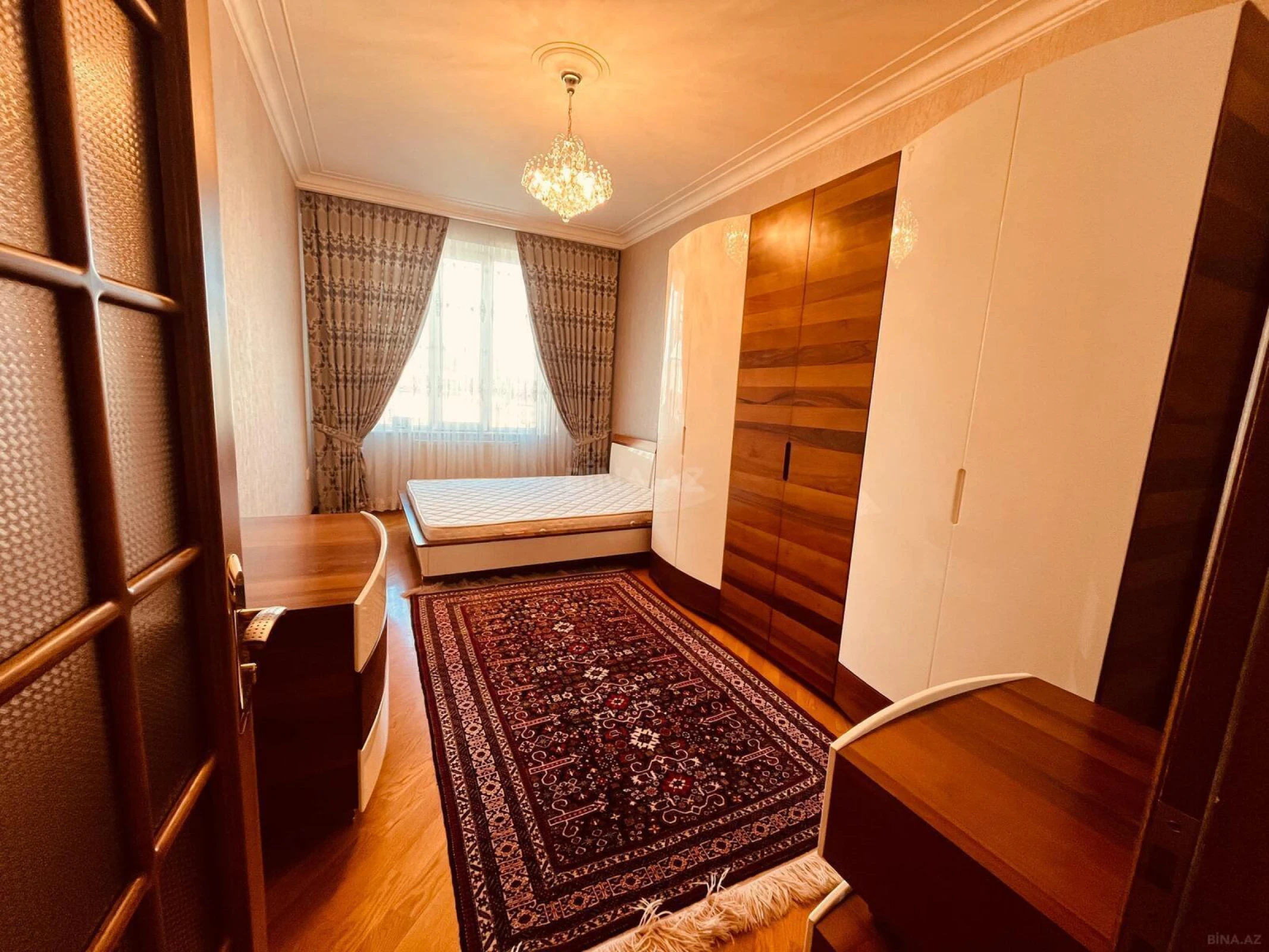 Satılır 5 otaqlı mənzil 200 m²