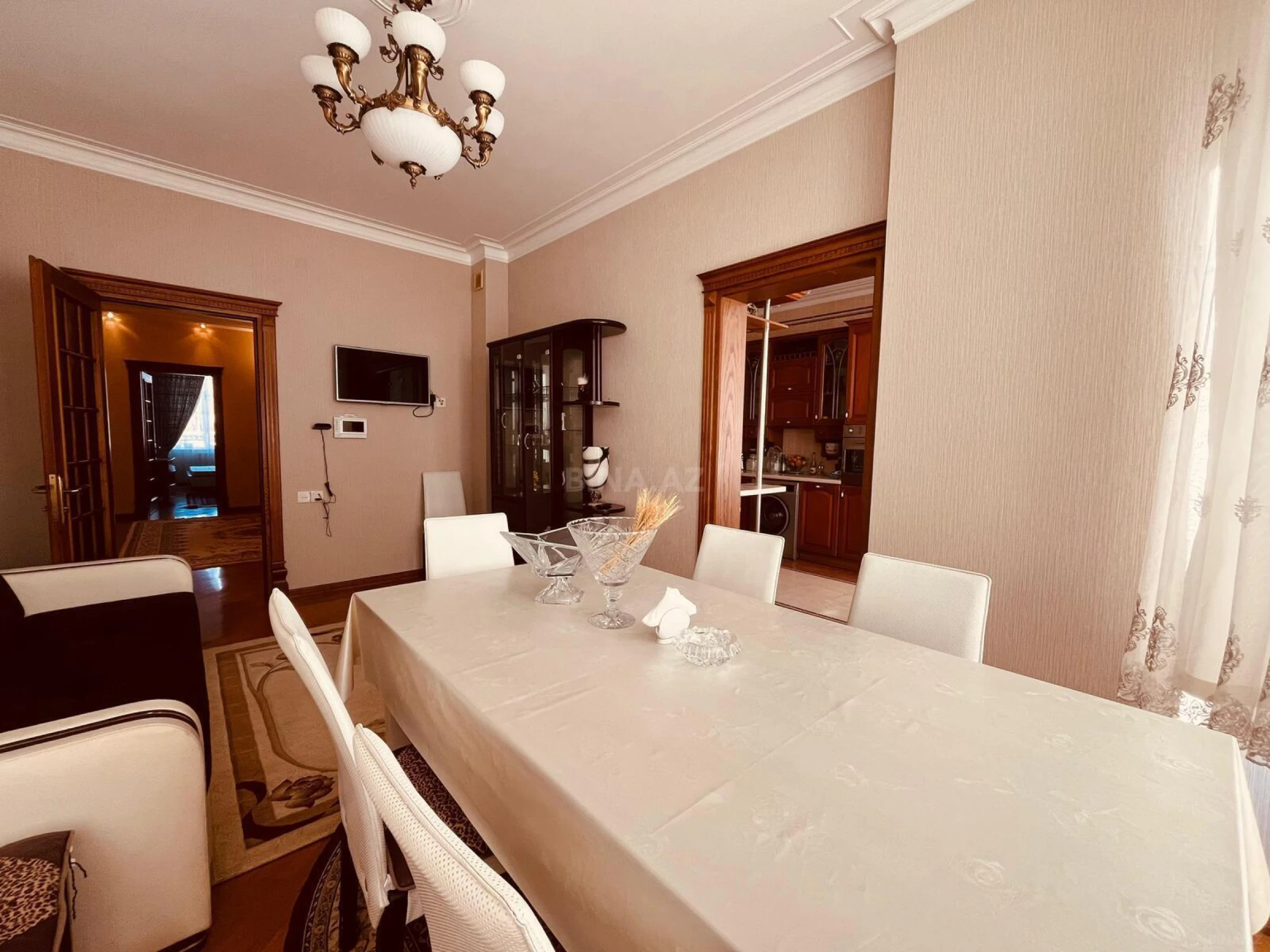 Satılır 5 otaqlı mənzil 200 m²