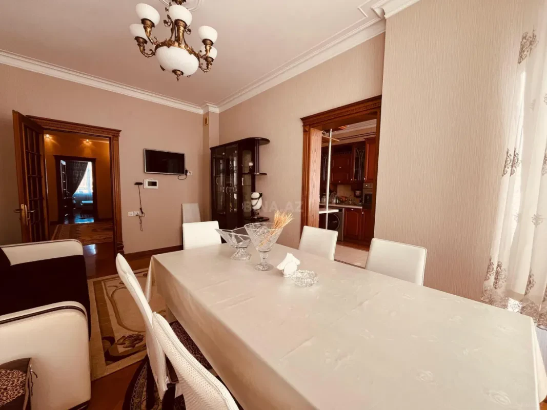 Satılır 5 otaqlı mənzil 200 m²