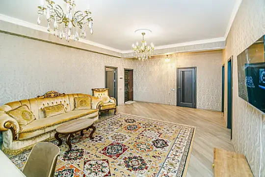 Kirayə verilir 3 otaqlı mənzil 130 m²