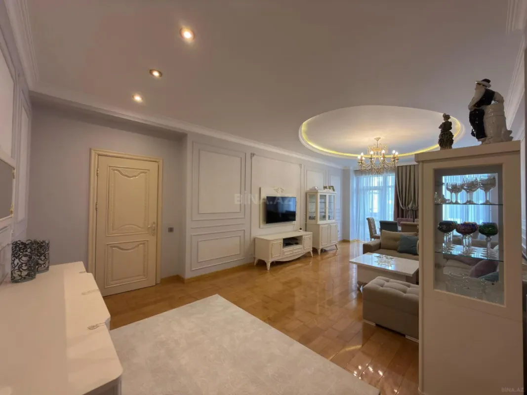 Satılır 3 otaqlı mənzil 175 m²