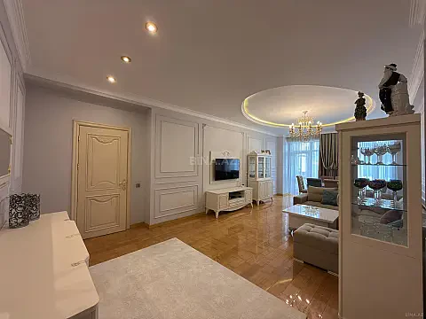 Satılır 3 otaqlı mənzil 175 m²