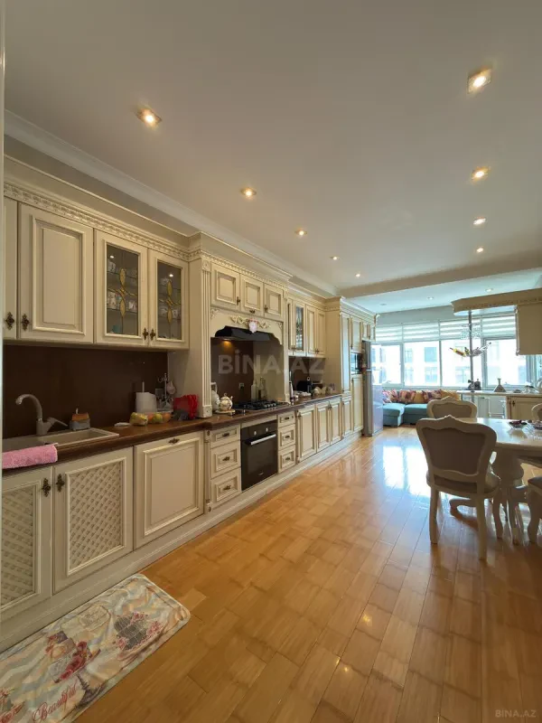 Satılır 3 otaqlı mənzil 175 m²