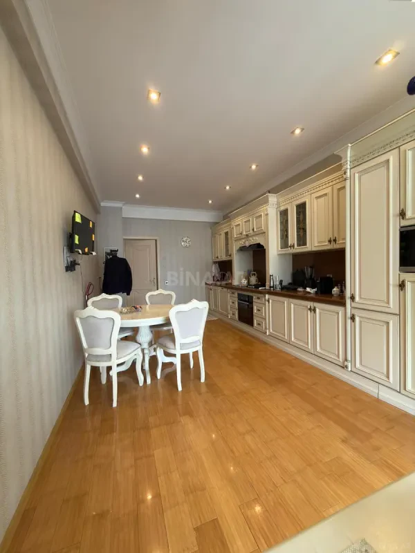 Satılır 3 otaqlı mənzil 175 m²