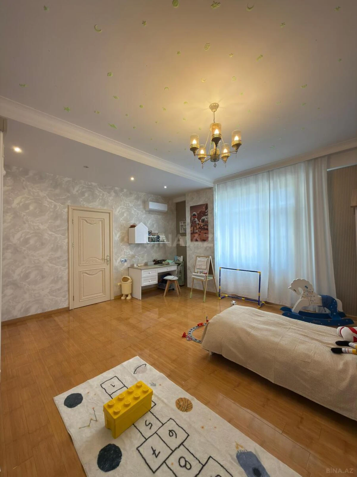 Satılır 3 otaqlı mənzil 175 m²