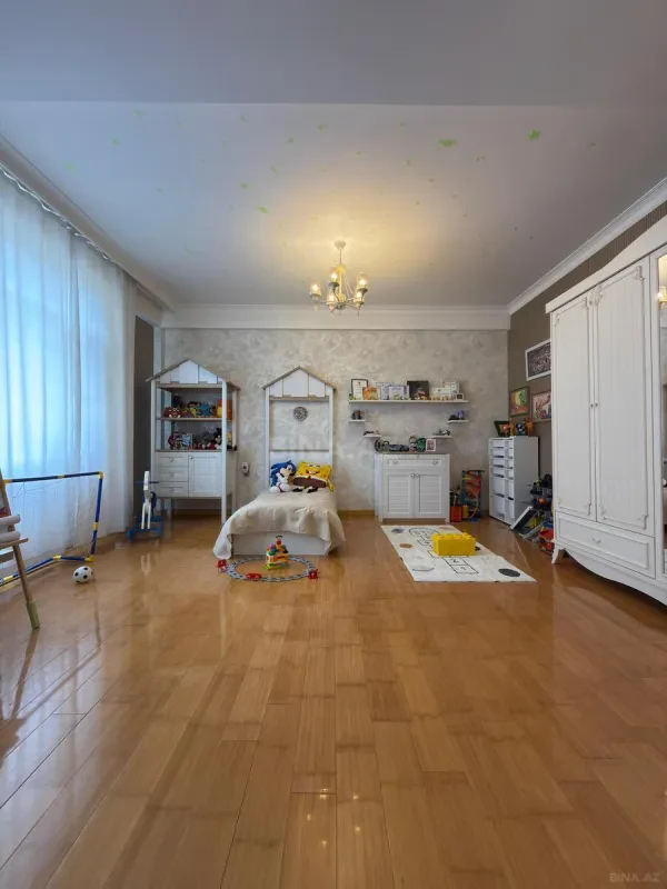 Satılır 3 otaqlı mənzil 175 m²