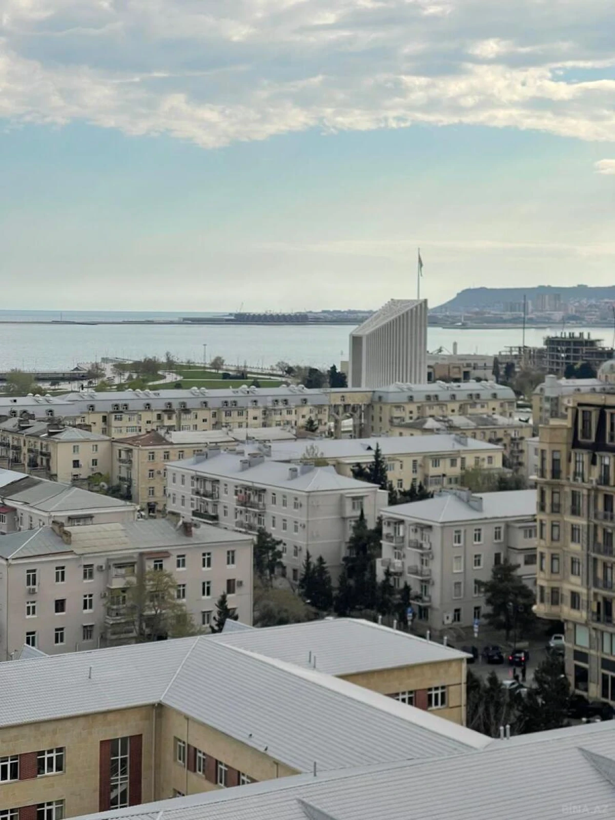 Satılır 3 otaqlı mənzil 126 m²