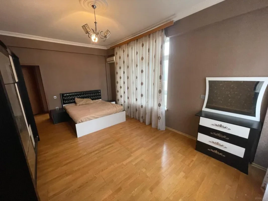 Satılır 3 otaqlı mənzil 126 m²
