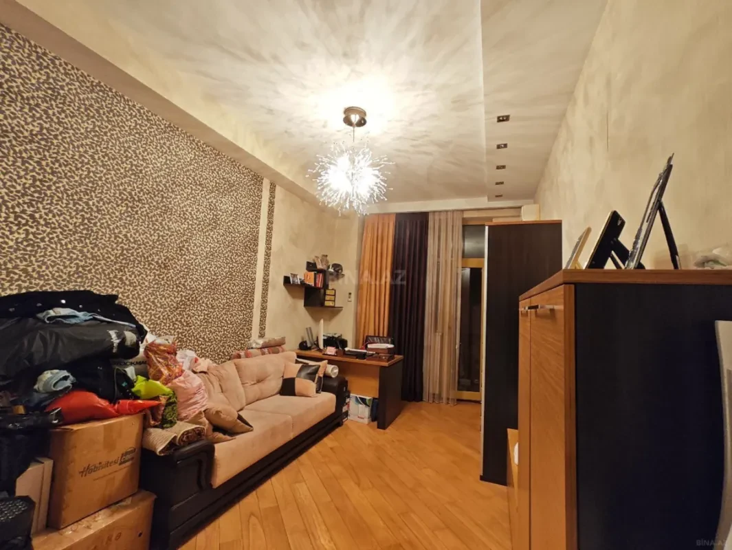 Satılır 4 otaqlı mənzil 196 m²