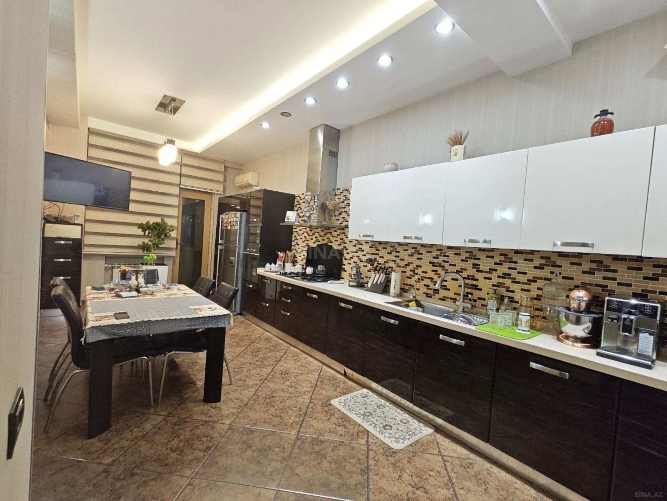 Satılır 4 otaqlı mənzil 196 m²
