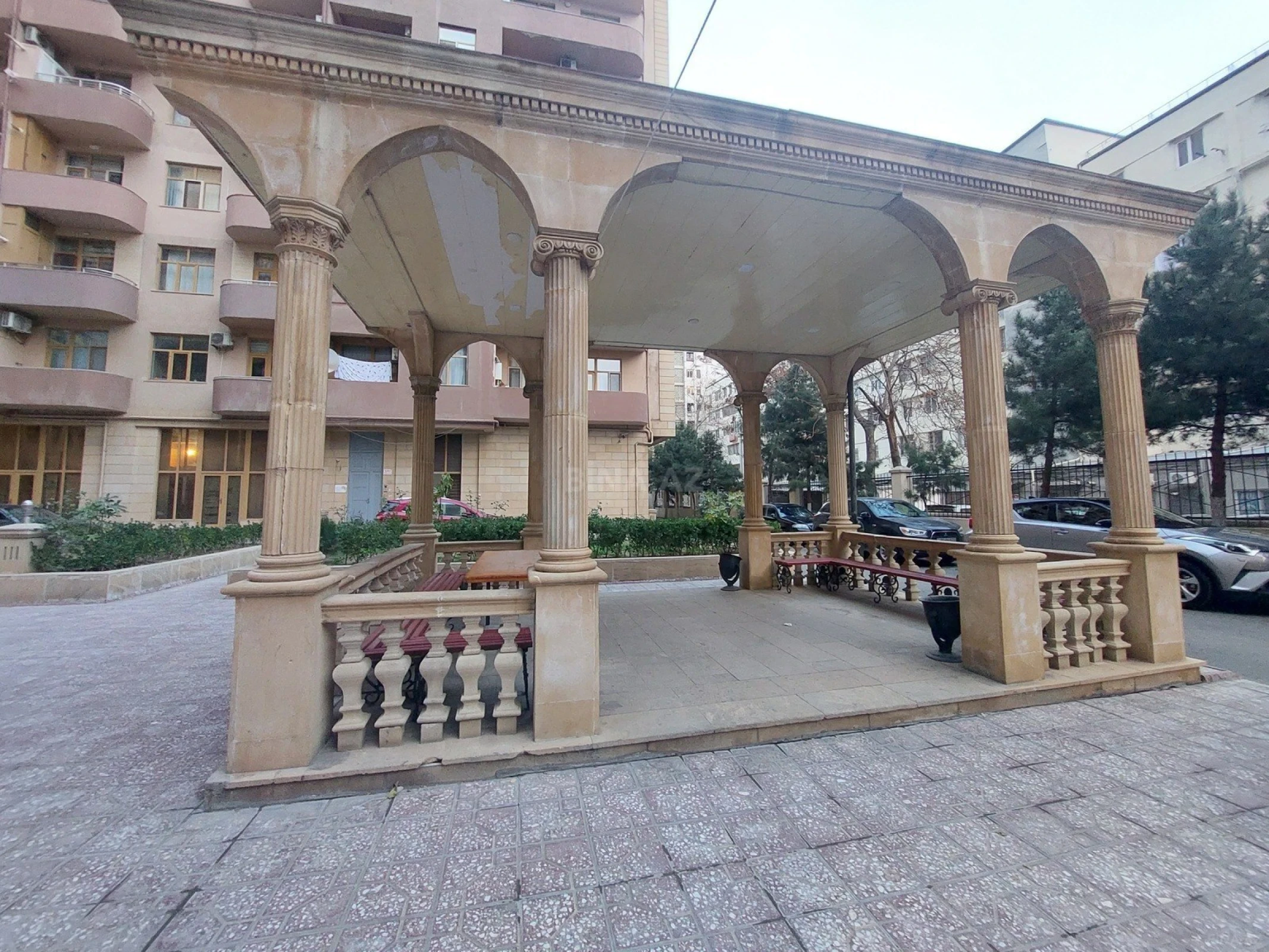 Satılır 4 otaqlı mənzil 196 m²
