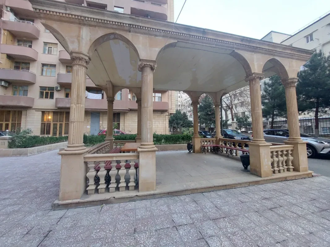 Satılır 4 otaqlı mənzil 196 m²