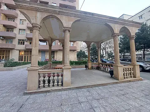 Satılır 4 otaqlı mənzil 196 m²