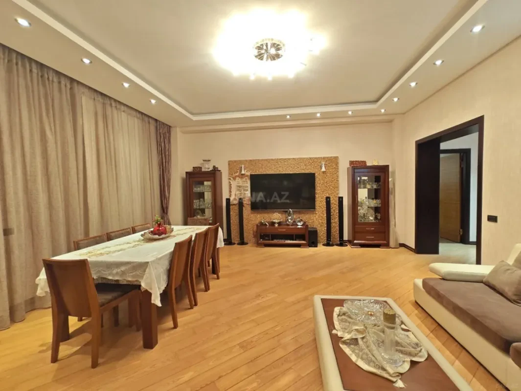 Satılır 4 otaqlı mənzil 196 m²