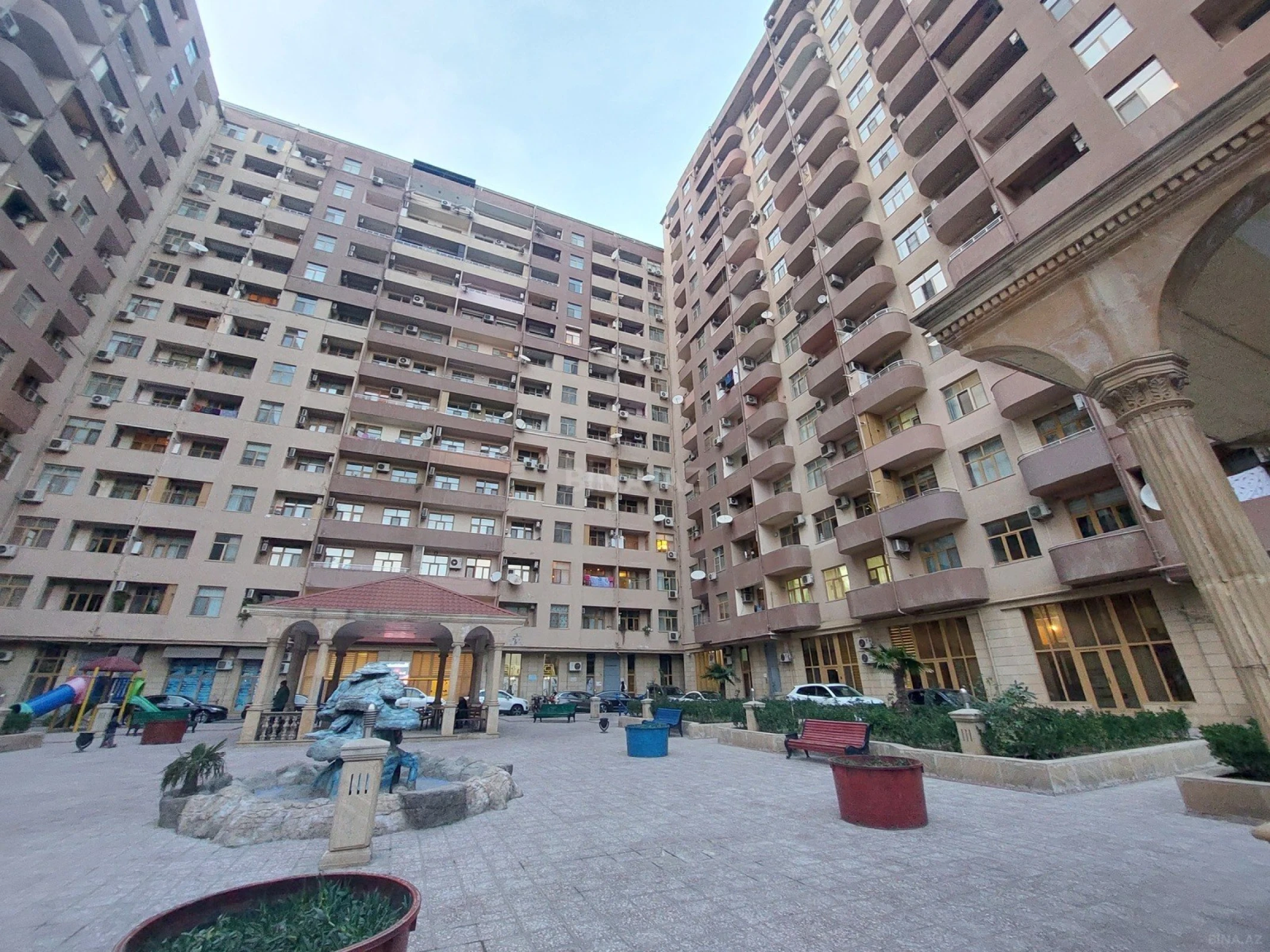 Satılır 4 otaqlı mənzil 196 m²