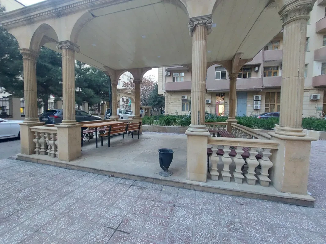 Satılır 4 otaqlı mənzil 196 m²