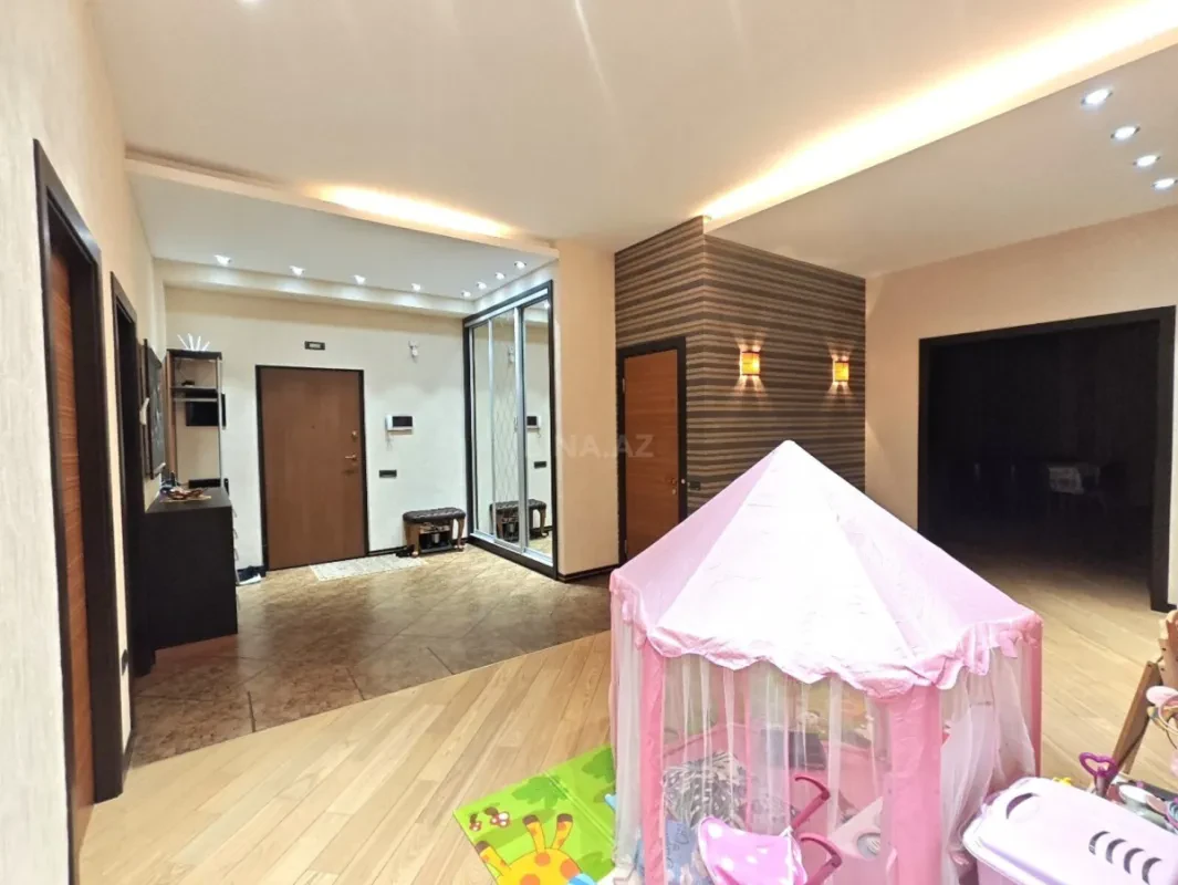 Satılır 4 otaqlı mənzil 196 m²