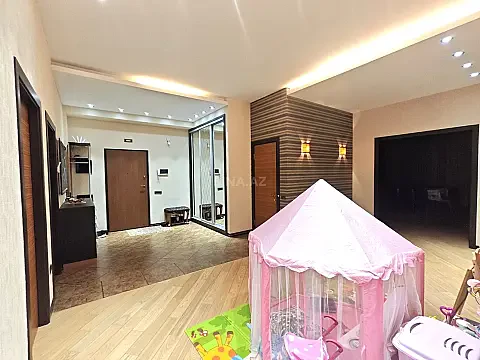 Satılır 4 otaqlı mənzil 196 m²