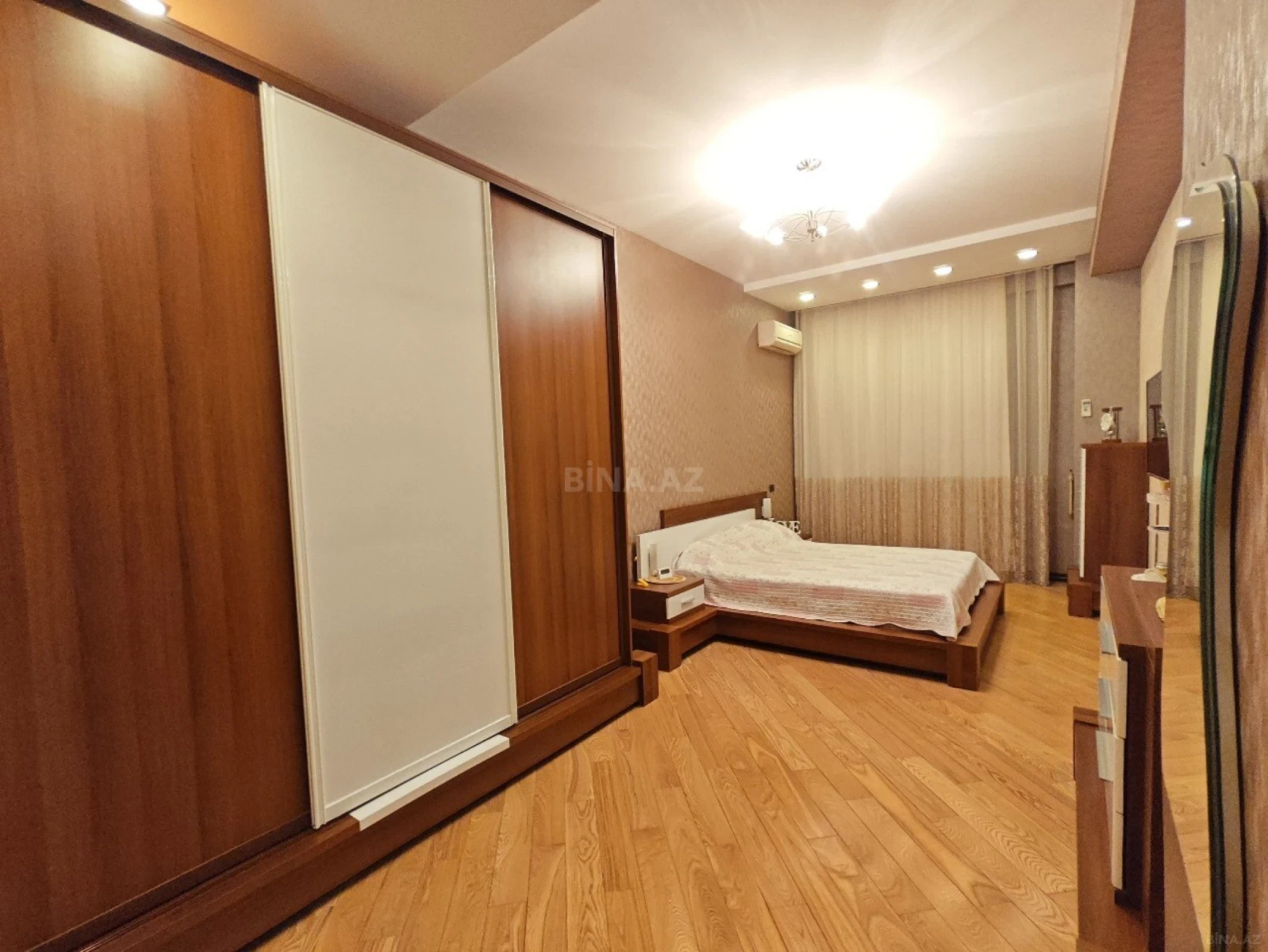 Satılır 4 otaqlı mənzil 196 m²