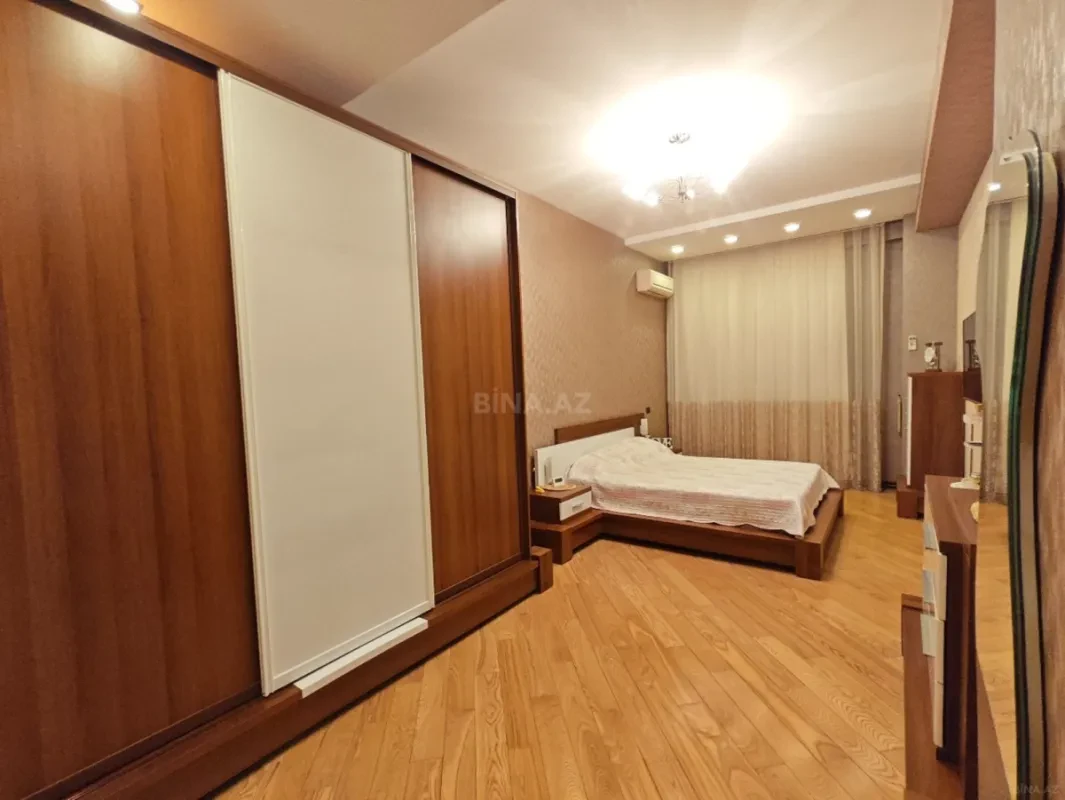 Satılır 4 otaqlı mənzil 196 m²