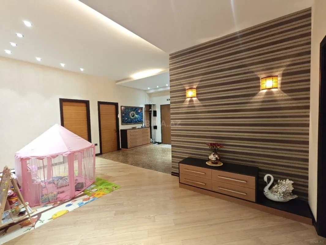 Satılır 4 otaqlı mənzil 196 m²
