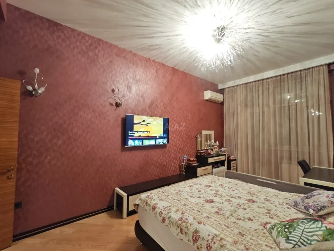 Satılır 4 otaqlı mənzil 196 m²
