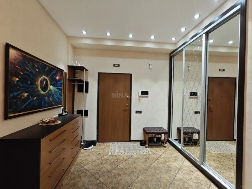 Satılır 4 otaqlı mənzil 196 m²