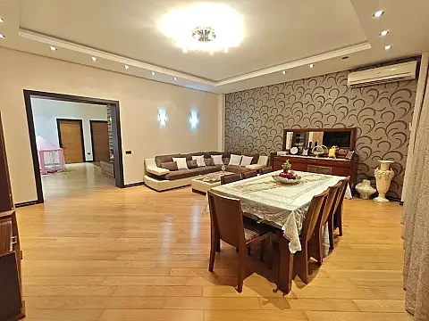 Satılır 4 otaqlı mənzil 196 m²