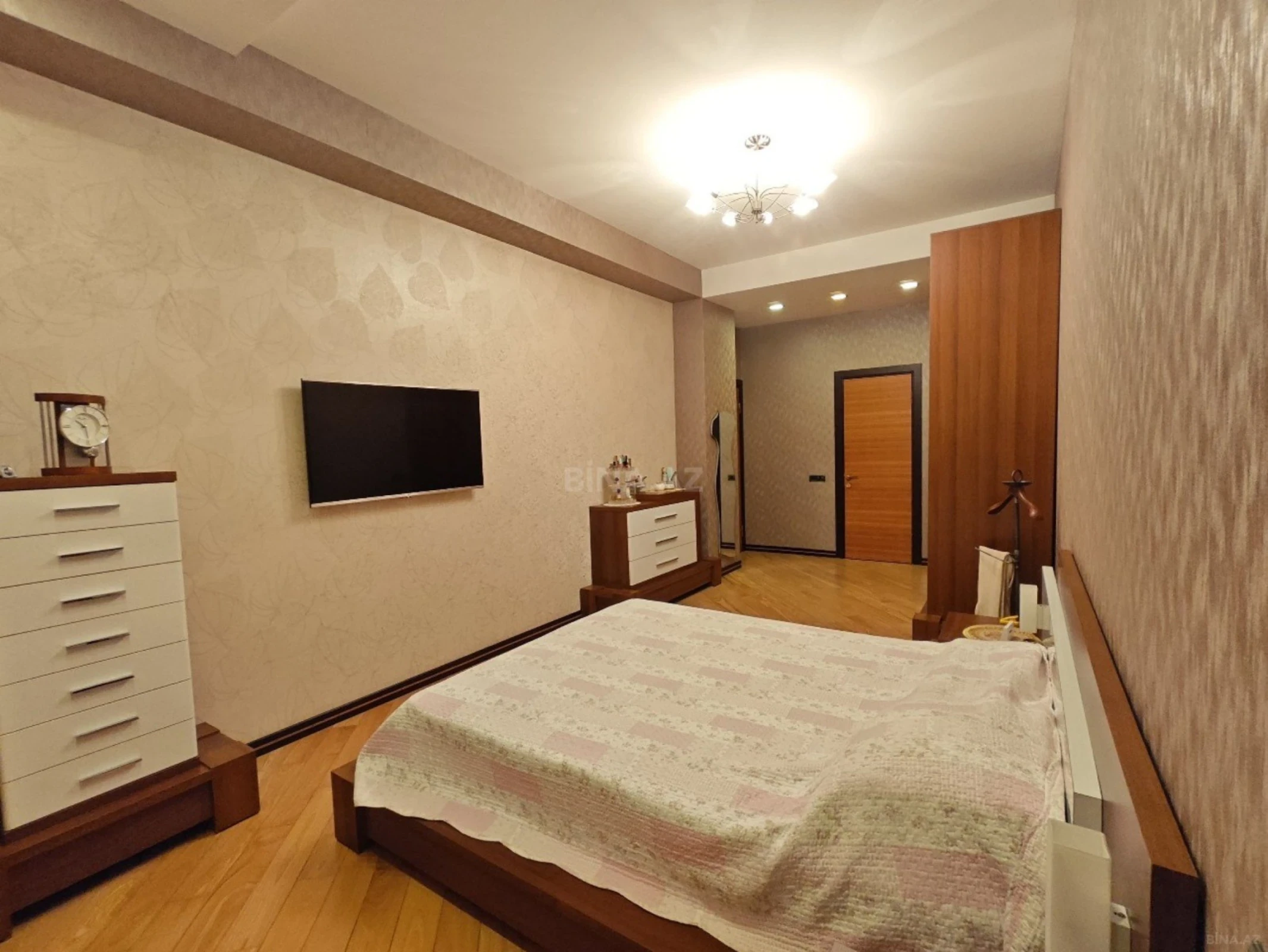 Satılır 4 otaqlı mənzil 196 m²