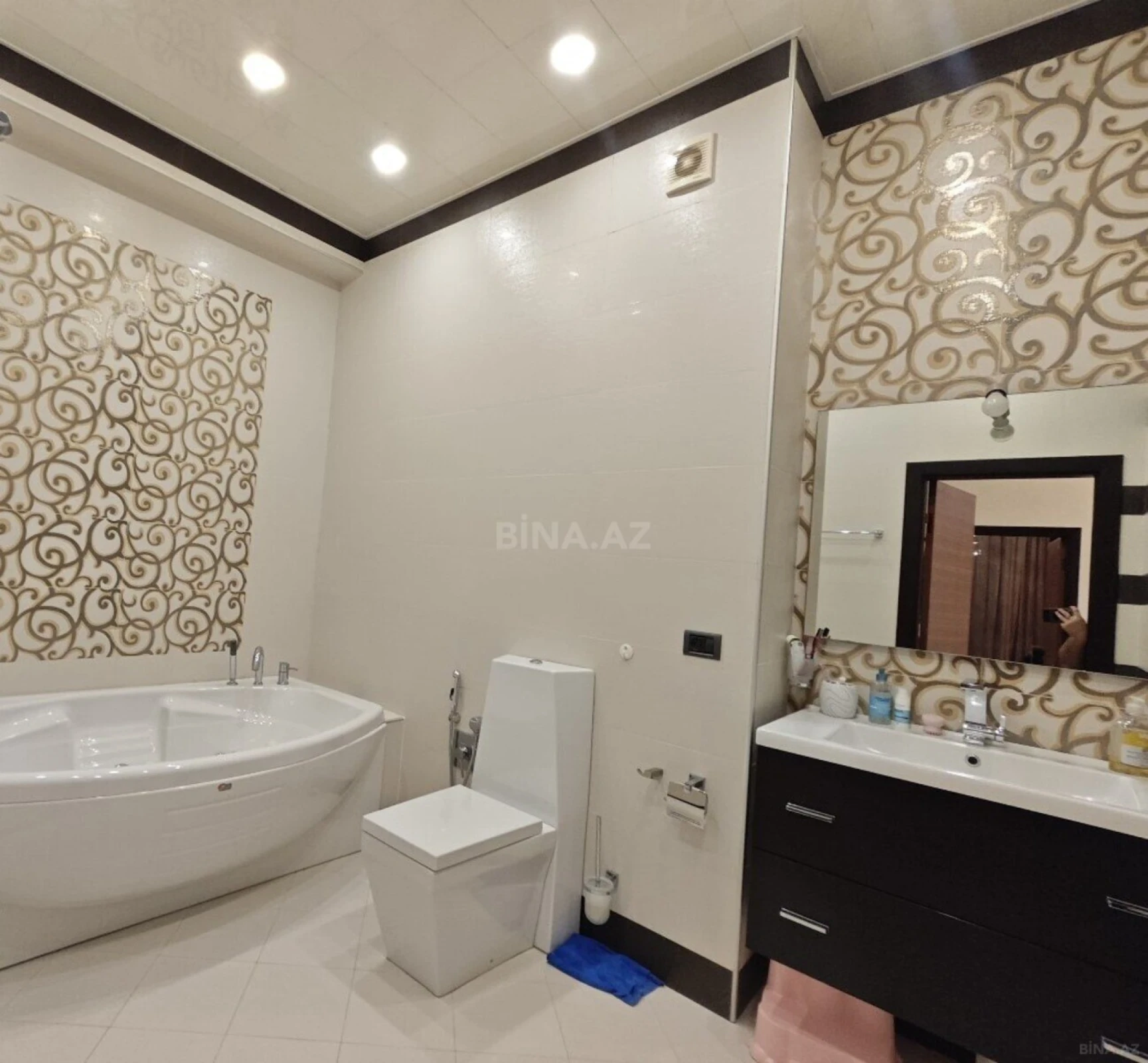 Satılır 4 otaqlı mənzil 196 m²