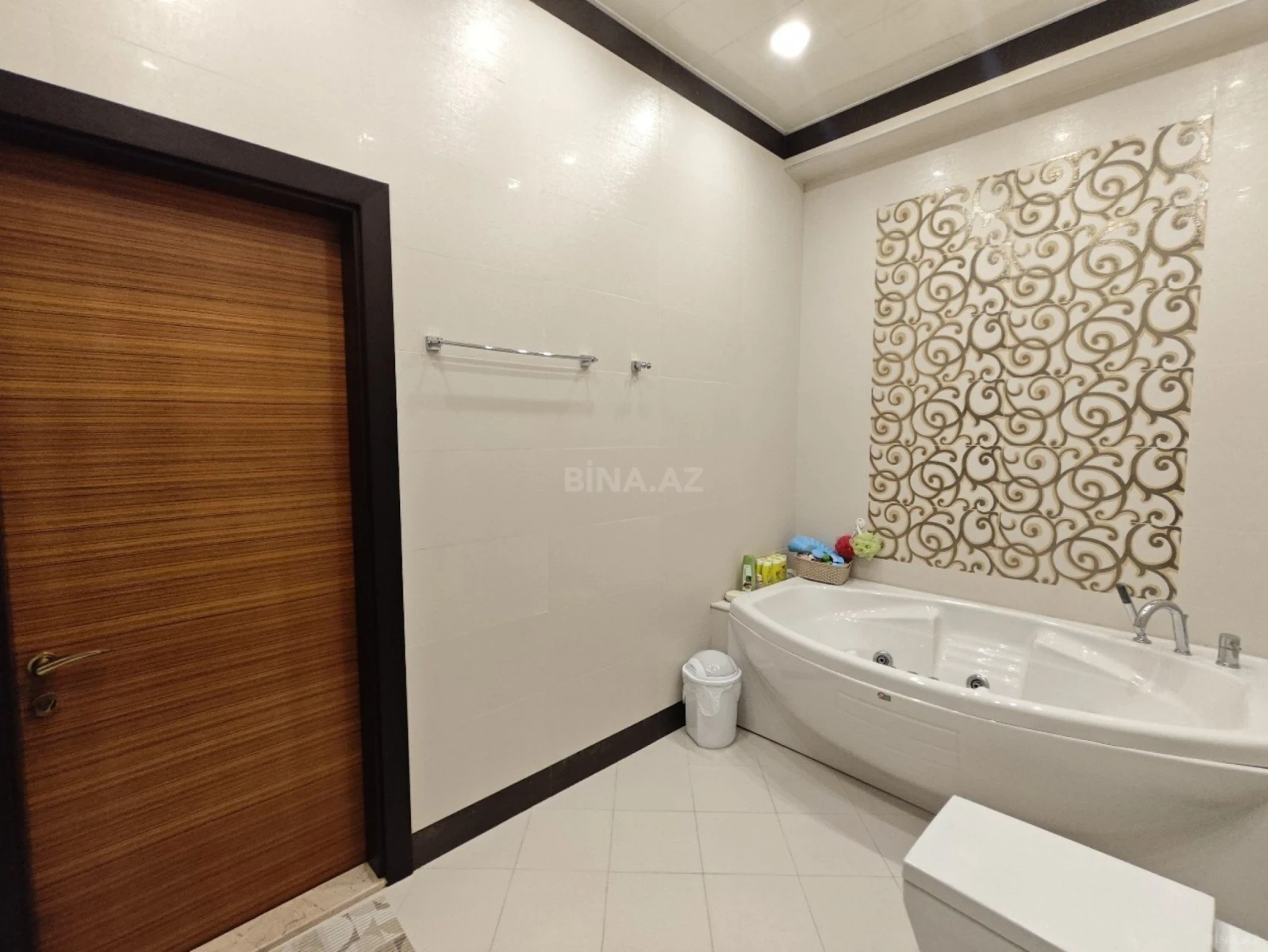 Satılır 4 otaqlı mənzil 196 m²