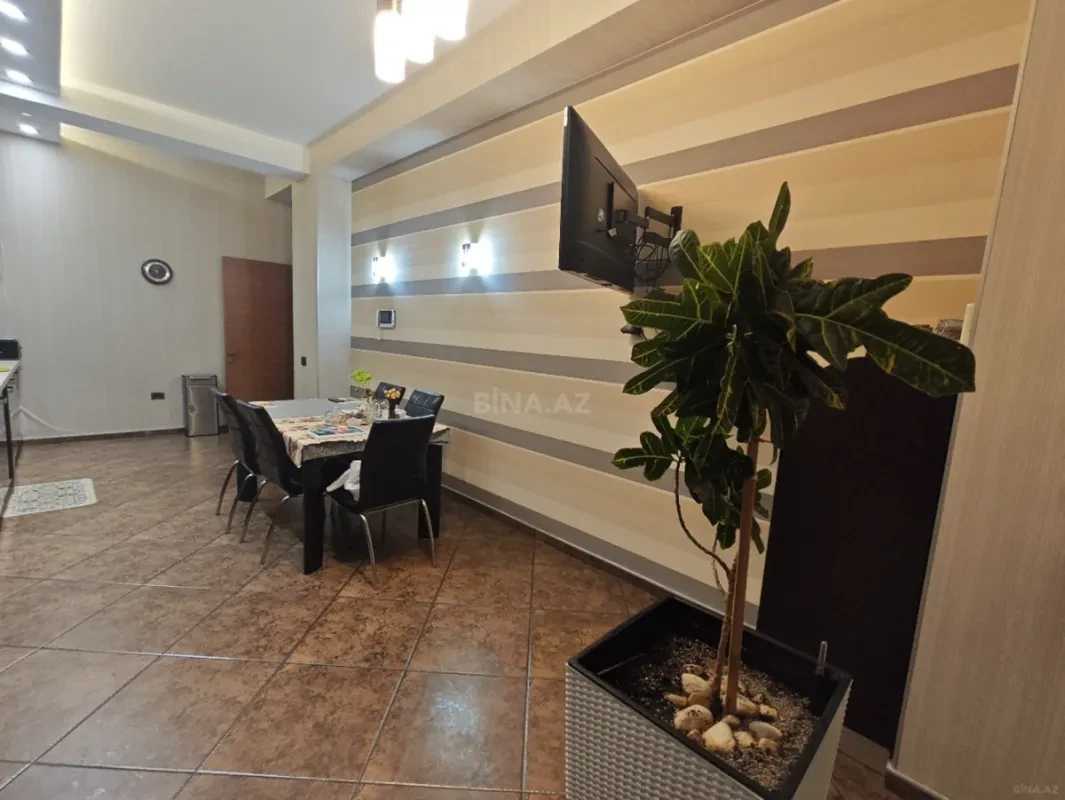 Satılır 4 otaqlı mənzil 196 m²
