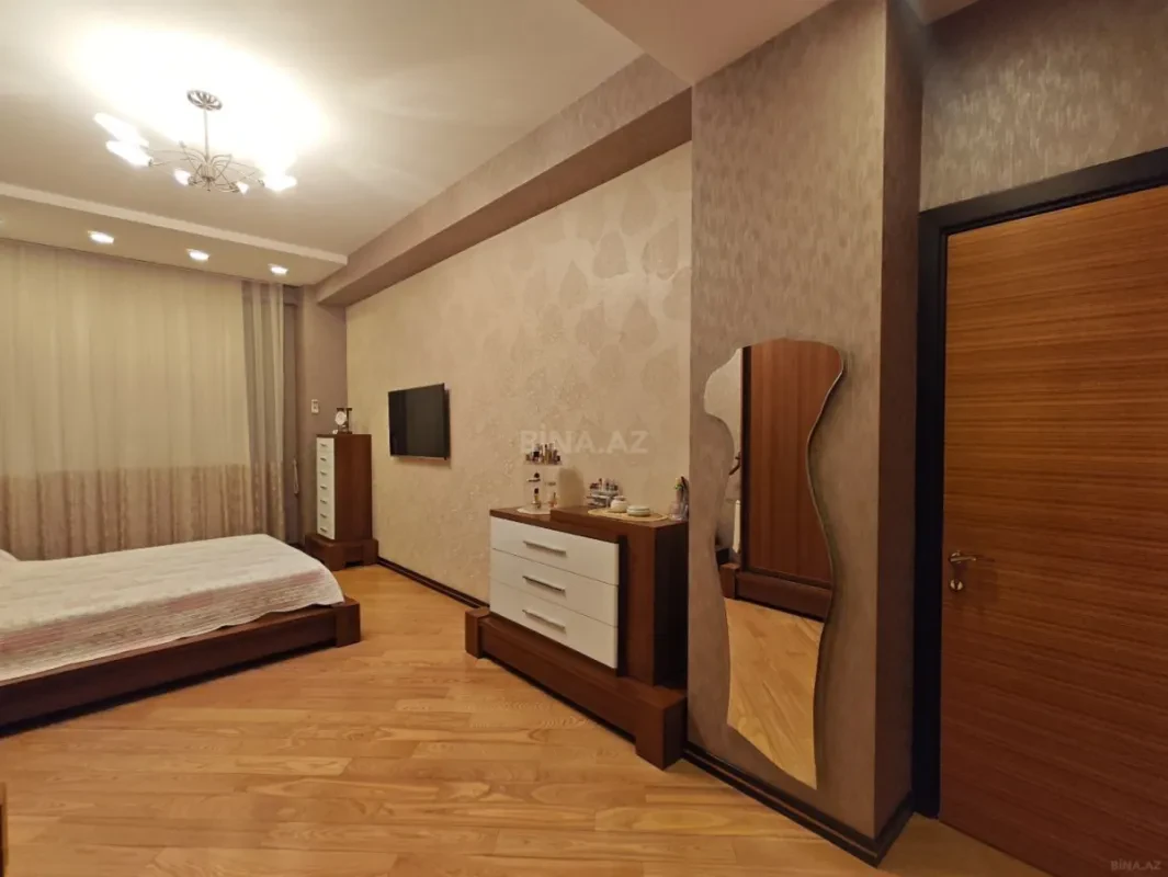 Satılır 4 otaqlı mənzil 196 m²