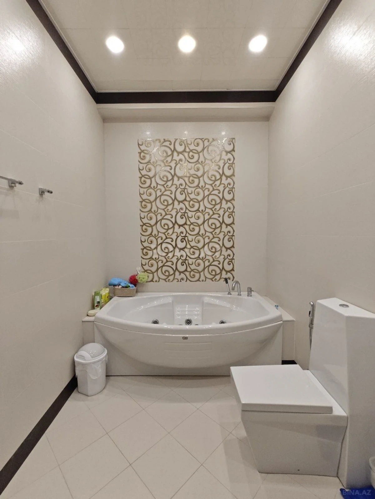 Satılır 4 otaqlı mənzil 196 m²