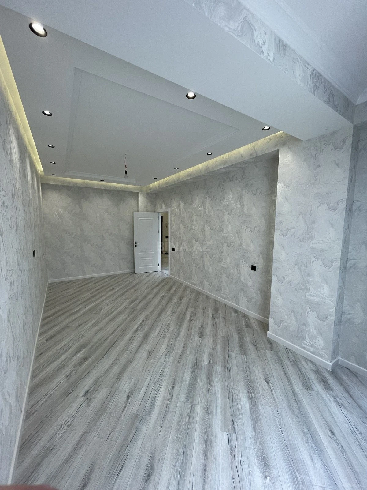 Satılır 3 otaqlı mənzil 98 m²