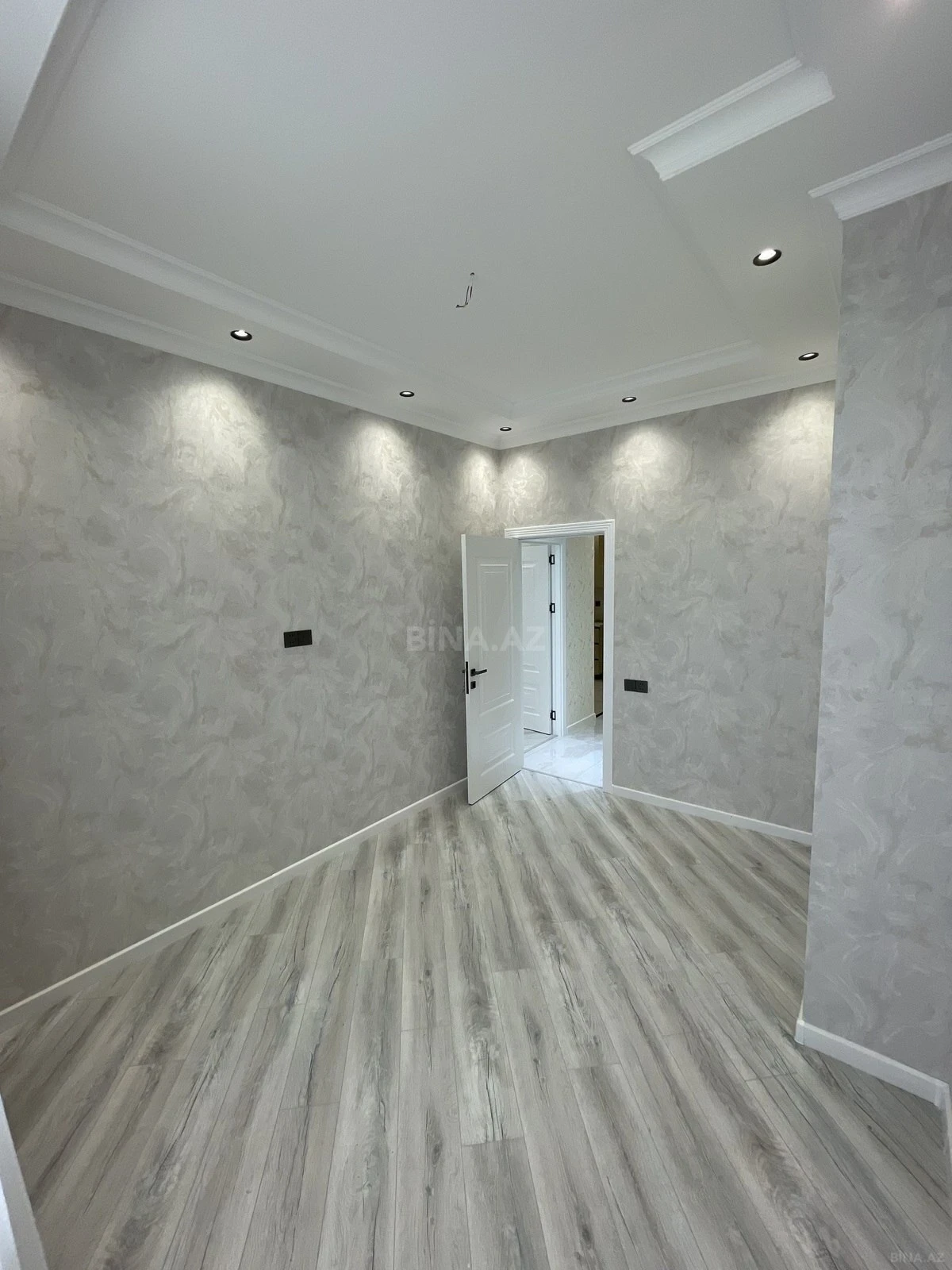 Satılır 3 otaqlı mənzil 98 m²