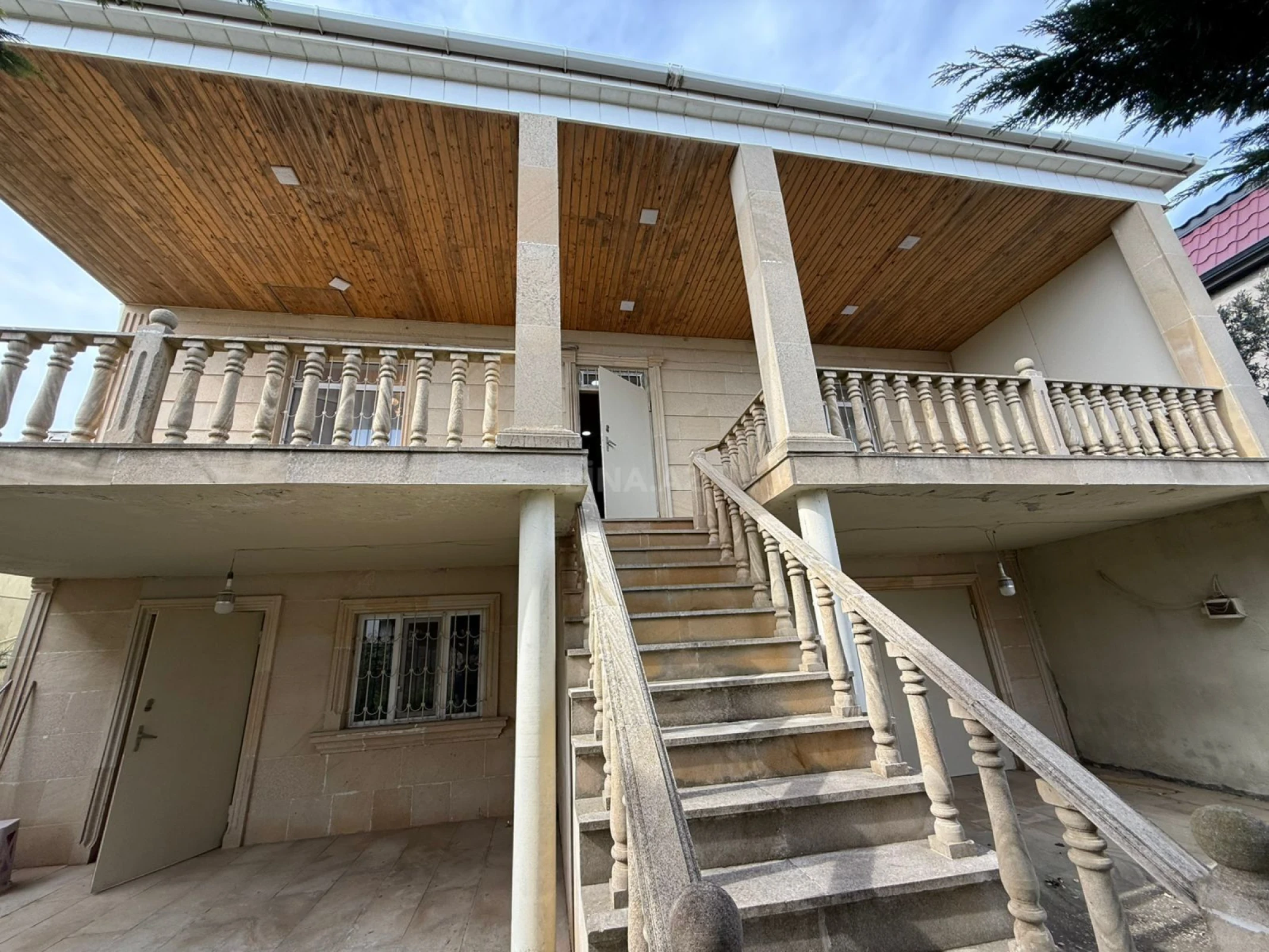 Satılır 5 otaqlı həyət evi 198 m²