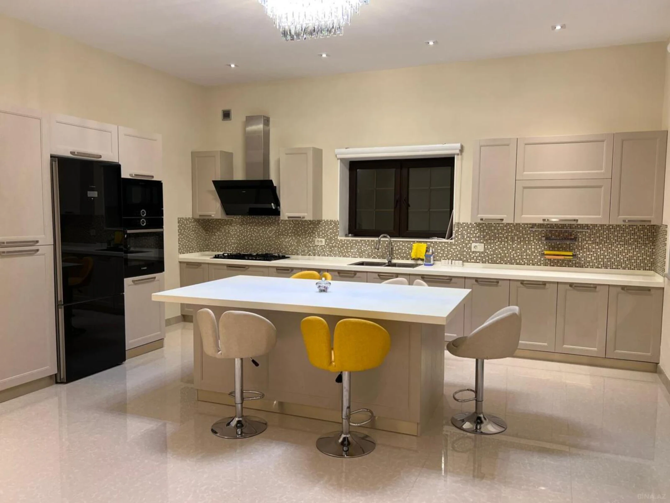 Kirayə verilir 6 otaqlı həyət evi 400 m²