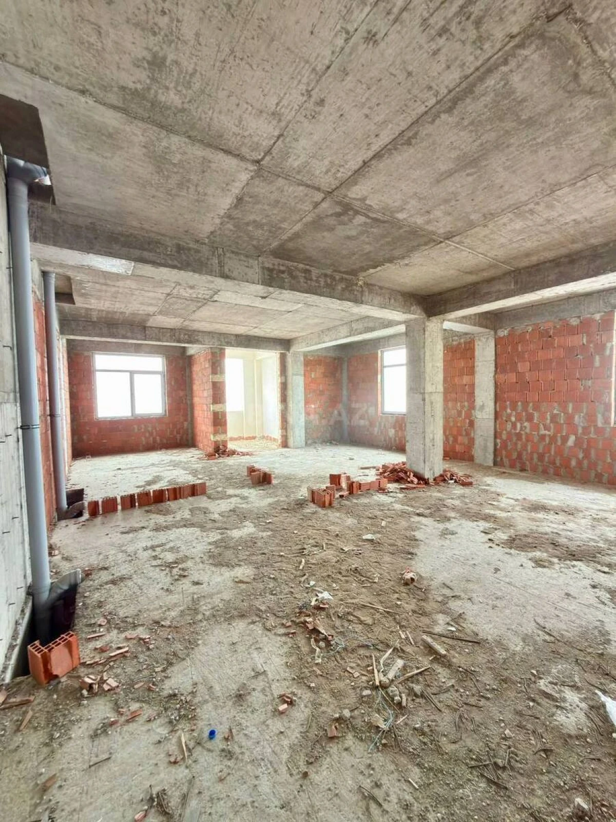 Satılır 2 otaqlı mənzil 93 m²