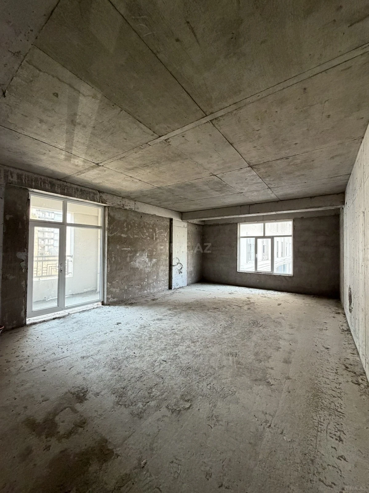 Satılır 5 otaqlı mənzil 272 m²