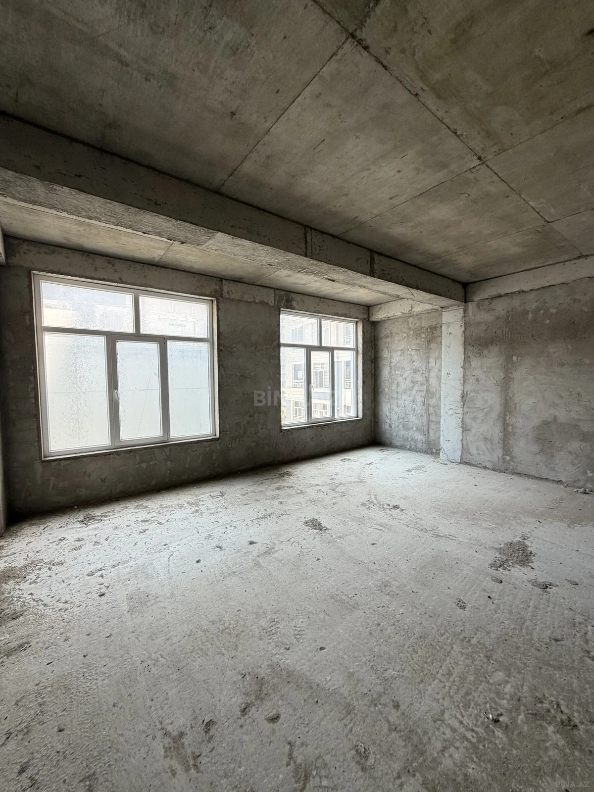 Satılır 5 otaqlı mənzil 272 m²